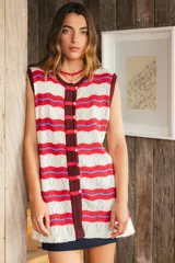 Vestido de tejido fino con calado, de manga corta y botones teñidos a tono. Diseño a rayas horizontales en blanco, rojo y marrón oscuro.