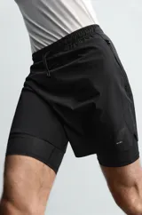 Pantalones cortos de entrenamiento 2 en 1 de color marrón, confeccionados por Zara Athleticz en tejido técnico ligero y elástico con malla interior. Cuenta con cintura elástica ajustable con cordón y bolsillos laterales.