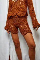 Short tejido a mano color marrón, 100% algodón, con calados y terminaciones onduladas.