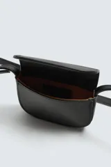 Mini bandolera de cuero con diseño minimalista, solapa con cierre magnético y correa ajustable.