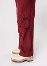 Pantalón de pana color bordeaux, de corte ancho y tiro alto.