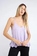 Musculosa de breteles finos con diseño de espalda nadadora y detalle de volados en el ruedo.