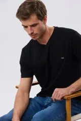 Remera básica azul marino de manga corta, con escote en V, calce cómodo y detalle de logo bordado en el pecho.