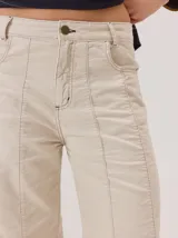 Pantalon de corte recto confeccionado en algodon con spandex, presenta costuras verticales en contraste que recorren toda la pierna y ruedo ancho.