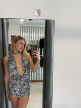 Minivestido con estampado animal print en tonos grises y negros, escote halter con choker y espalda descubierta.