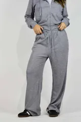 Pantalón de jogging beige, confeccionado en 100% algodón, de corte ancho y relajado con cintura elástica y cordón ajustable.