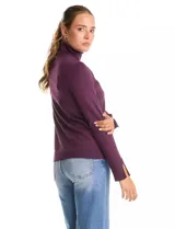 Polera de cuello alto confeccionada en tejido de punto fino, con mangas largas y detalle de tajo en los puños.