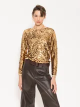 Top dorado de lentejuelas con mangas largas y cuello redondo.