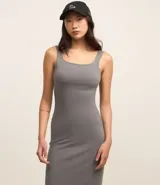 Vestido midi de algodón con escote cuadrado tanto en el frente como en la espalda y breteles anchos. Presenta un corte ajustado al cuerpo y diseño minimalista.