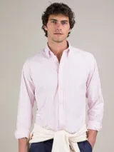 Camisa de hombre de algodón orgánico a rayas verticales rosas y blancas, de corte regular fit, cuello button-down, cierre con botones, manga larga terminada en puño simple y logo bordado en el pecho.