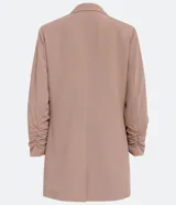 Blazer de sastrería alargado color beige, con cuello con solapa, manga larga con pliegas en el puño y abertura frontal total.