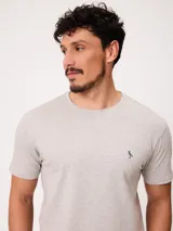 Remera de manga corta color azul, con cuello redondo y diseño clásico, confeccionada con un pequeño logo bordado en el pecho.