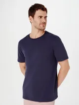 Camiseta básica de manga corta y cuello redondo, color rojo oscuro.