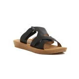 Sandalias bajas de mujer, color negro, con base marrón y tiras anchas cruzadas con perforaciones.
