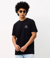Remera negra de algodón con cuello redondo, manga corta y calce cómodo. Presenta una gran estampa en la espalda de inspiración automotiva retro con el texto "Legendary 80s Beast" y la ilustración de un auto clásico.