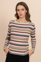 Camiseta tejida de punto rib, a rayas horizontales en tonos rosa, beige, marrón y negro, con cuello redondo y mangas largas.