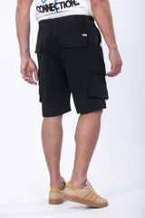 Bermuda cargo color beige con múltiples bolsillos laterales, bolsillos traseros y trabillas para cinturón.