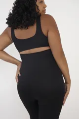 Calza negra de lycra con faja alta modeladora.