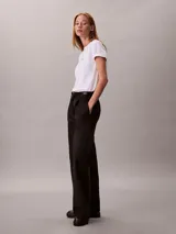 Remera Calvin Klein de manga corta color blanco, confeccionada en algodón, con cuello redondo y el logo de la marca en acabado metalizado en el pecho.