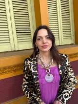 Collar con cadena de eslabones dorados y resina color amarillo, con dije circular.