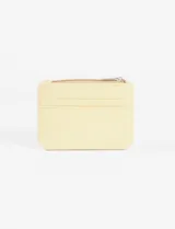 Tarjetero monedero de cuero vegano color celeste claro, con cierre a presión en solapa frontal y cierre de cremallera superior para monedas.