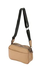 Bandolera Aurea de poliuretano símil cuero color negro, con diseño rectangular y bolsillo frontal externo. Cuenta con cierre superior y correa ajustable.