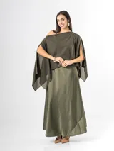 Capa color verde militar, confeccionada en gasa liviana, con diseño holgado, escote bote y aberturas en los costados para los brazos.