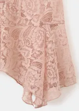 Top rosado de encaje, con escote en V, tirantes finos y diseño recto con detalle de volante en el bajo.