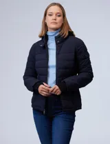 Campera negra impermeable de abrigo, marca Michael Kors. Tiene capucha no desmontable con jareta de ajuste, cierre metálico central, bolsillos verticales delanteros y puños elastizados.