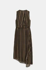 Vestido midi sin mangas de cuello redondo, con diseño de rayas verticales en tonos marrones. Presenta un detalle drapeado en el frente, volantes laterales y un bajo asimétrico. Cierre posterior con cremallera oculta.