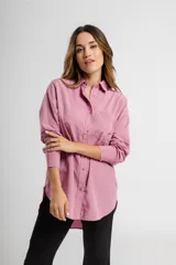 Camisa manga larga color rosa, de corte holgado y cuello clásico.