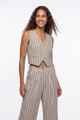 Chaleco beige con rayas verticales oscuras, escote en V y diseño corto sin mangas.