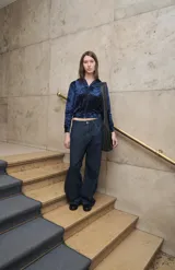 Pantalón de jean gris oscuro, corte amplio y tiro alto.