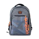 Mochila Umbro de diseño deportivo en color gris jaspeado, con estampado gráfico geométrico y logo de la marca en color naranja. Cuenta con compartimento principal con cierre, bolsillo frontal con cierre y tiradores personalizados.