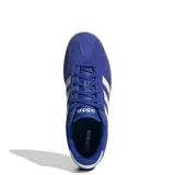 Championes urbanos Adidas modelo Barreda, de color azul con las icónicas tres tiras laterales en blanco y detalles en amarillo. Presentan una capellada de gamuza con puntera en forma de T y una suela de goma estilo cupsole en color caramelo.
