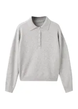 Jersey de punto gris con cuello polo y cierre frontal de botones, de manga larga y calce relajado.