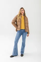 Campera puffer color tostado, con cierre frontal, cuello alto y diseño acolchado horizontal.