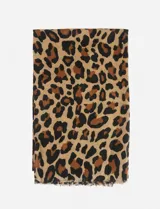 Pashmina con estampado animal print de leopardo en tonos beige, marrón y negro, con terminación de flecos en los extremos.