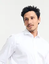 Camisa azul de algodón con elastano, cuello button-down y manga larga.