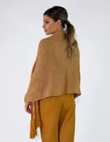 Pashmina de punto color beige con bordados sutiles y flecos largos en los bordes.
