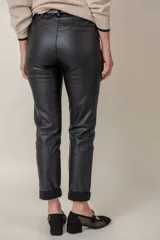 Pantalón de eco-cuero color camel, tiro alto, corte recto y flexible.