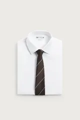 Corbata de seda ancha color marrón, con diseño de rayas diagonales en tonos azul y blanco.