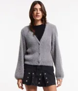 Cárdigan corto de punto color gris, con escote en V, cierre frontal con botones y mangas largas abullonadas.