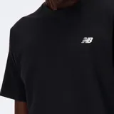 Remera New Balance negra de manga corta, con cuello redondo y el logo pequeño de la marca impreso en blanco en el pecho.