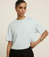 Remera boxy celeste de algodón peruano, con cuello redondo y mangas cortas amplias.