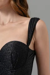 Corset largo negro con efecto lurex, copas con aro, ballenas en la parte delantera, breteles anchos regulables y ganchos reforzados en la espalda.