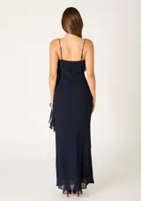 Vestido largo de fiesta color azul marino, con breteles finos, escote recto y detalle de volados laterales que recorren el frente de la prenda. Confeccionado en tela fluida con caída suave.