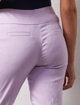 Pantalón celeste en gabardina elastizada marca Zac & Rachel. Pretina ancha con faja interna modeladora. Largo de pierna con costura frontal pespunteada. Trasera con bolsillos ojal simulados.