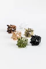 Pack de seis pinzas para el pelo con diseño de flores, fabricadas en resina translúcida y sólida en diversos colores.