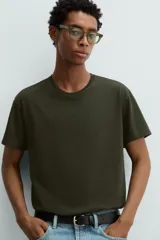 Camiseta de algodón de peso medio, color gris oscuro con efecto lavado ligero. Presenta cuello redondo y manga corta.